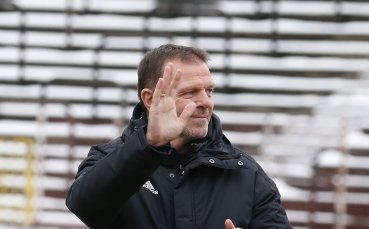 Треньорът на ЦСКА Стойчо Младенов изненада част от привържениците дарили