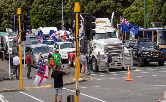 Нова Зеландия: Стотици протестираха срещу COVID мерките