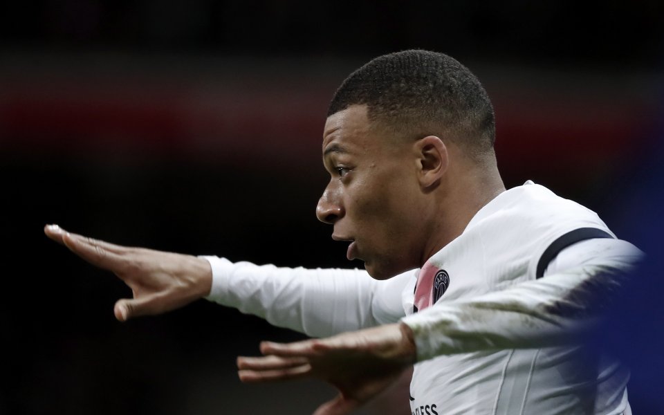 Лидерът в Лига 1 Пари Сен Жермен продължава да се