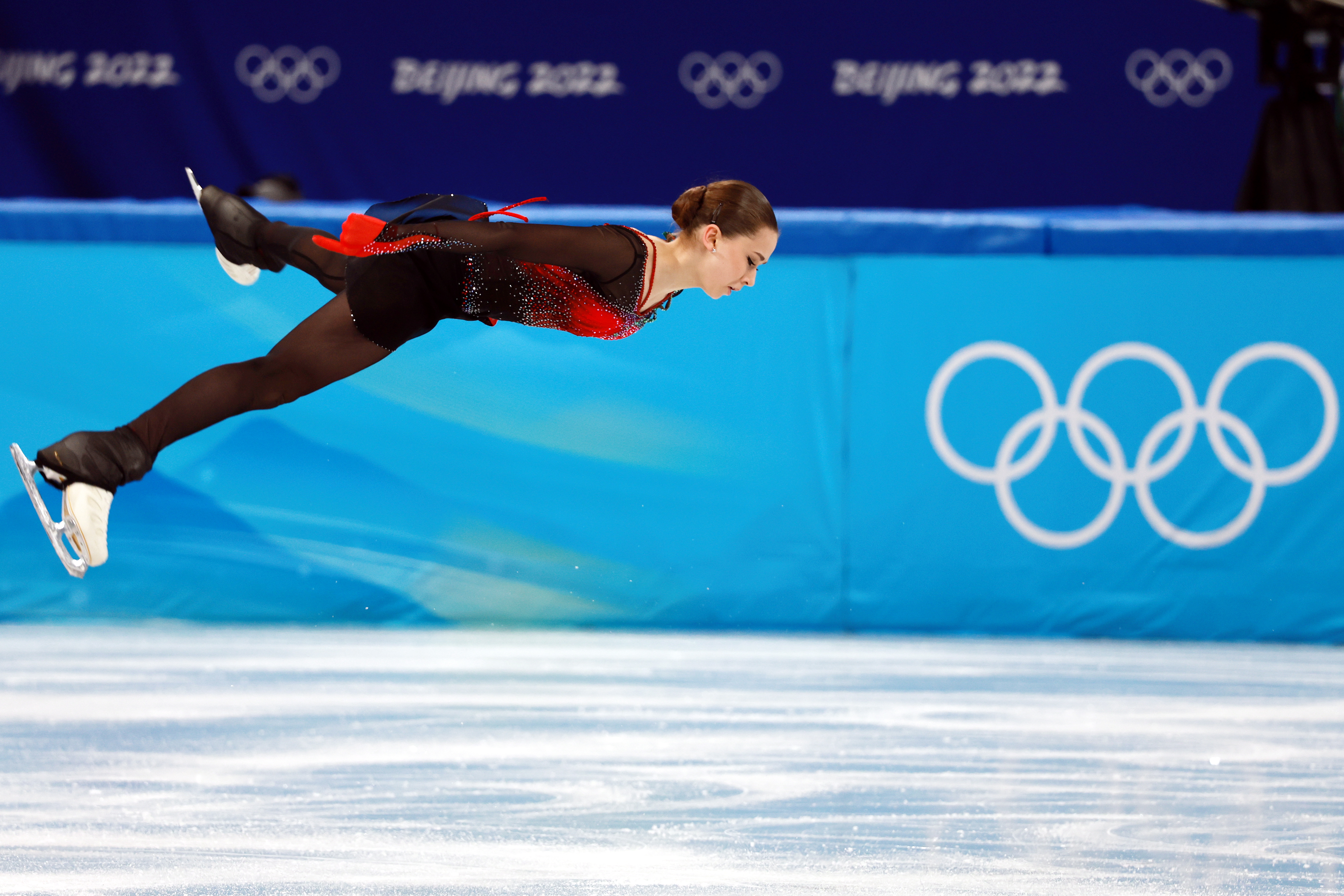<p>На Олимпийските игри в Пекин тя направи два четворни скока, като досега нито една друга жена в историята на фигурното пързаляне не е успявала да направи дори един скок с подобна ротация</p>