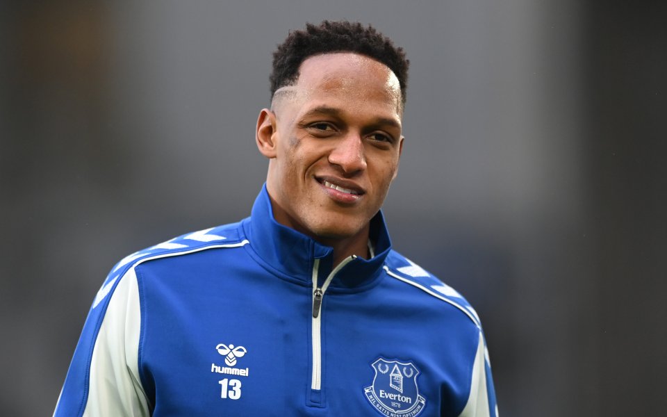 Защитникът на Евертън Йери Мина няма да играе за клуба