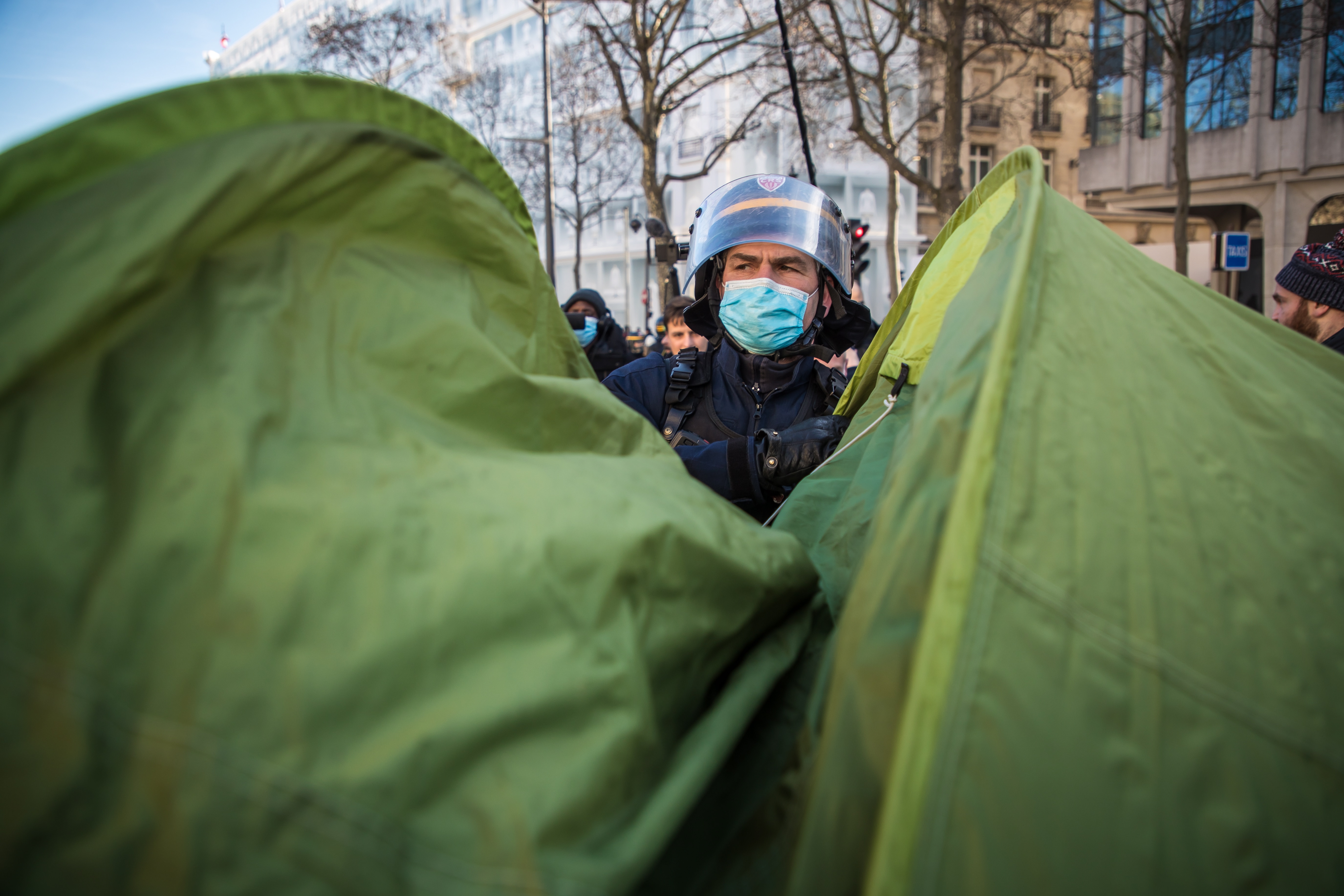 <p>Френският &quot;конвой на свободата&quot;* в протест срещу COVID рестрикциите премина през полицейските пропускателни пунктове в центъра на Париж и предизвика задръстване около Триумфалната арка</p>