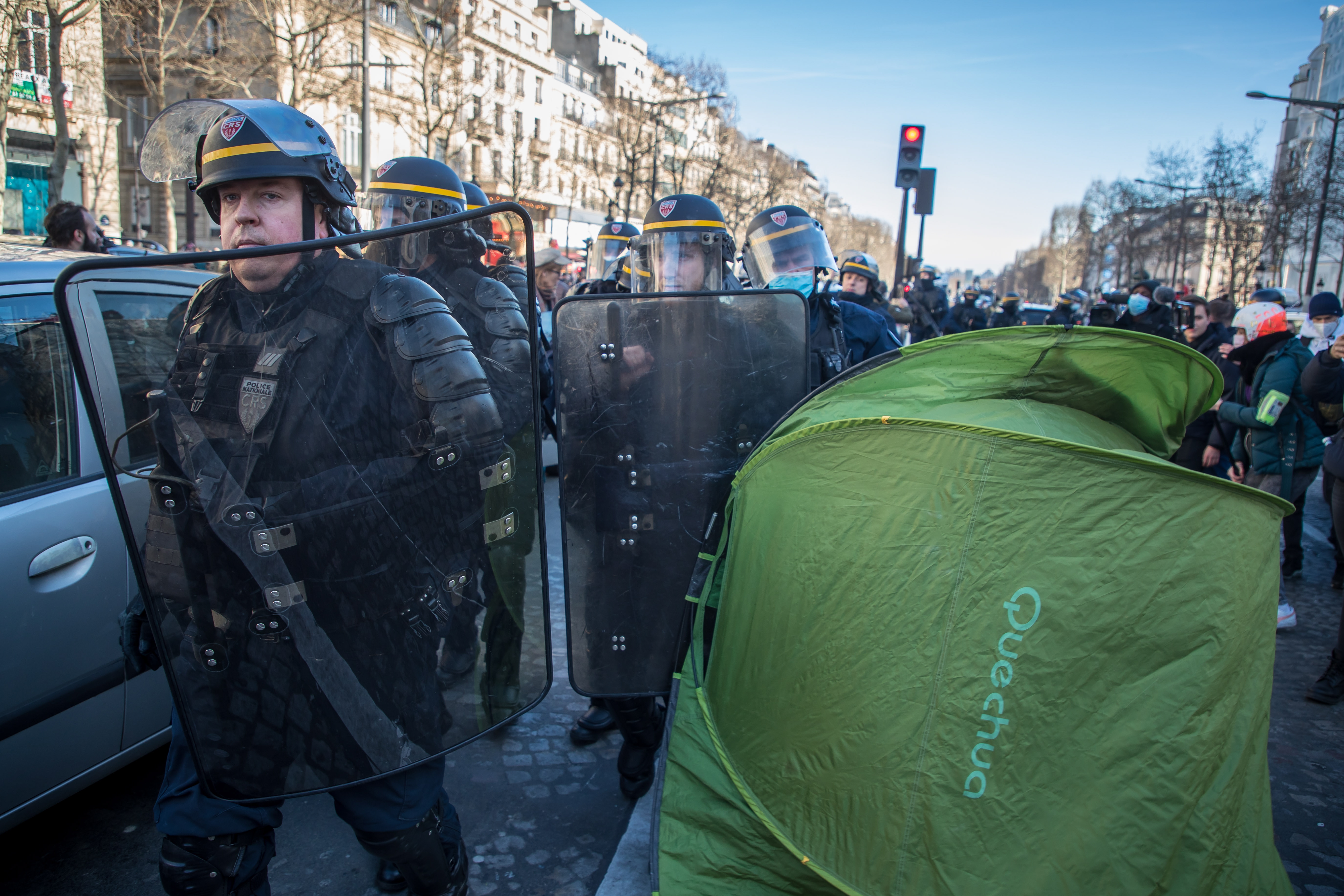 <p>Френският &quot;конвой на свободата&quot;* в протест срещу COVID рестрикциите премина през полицейските пропускателни пунктове в центъра на Париж и предизвика задръстване около Триумфалната арка</p>