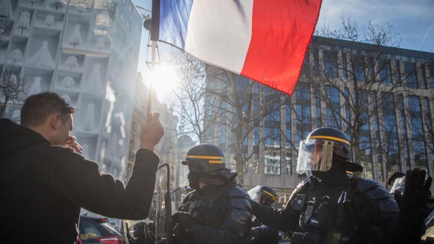 "Конвой на свободата" влезе в Париж, стигна се до сблъсъци