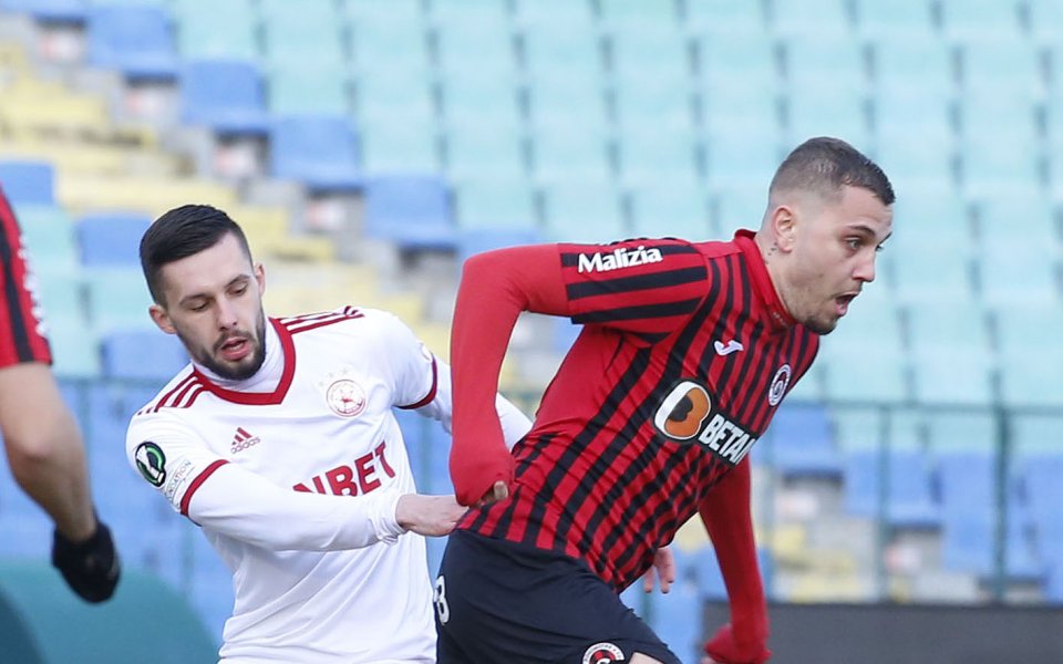 Отборите на Локомотив София и ЦСКА играят при в отложен