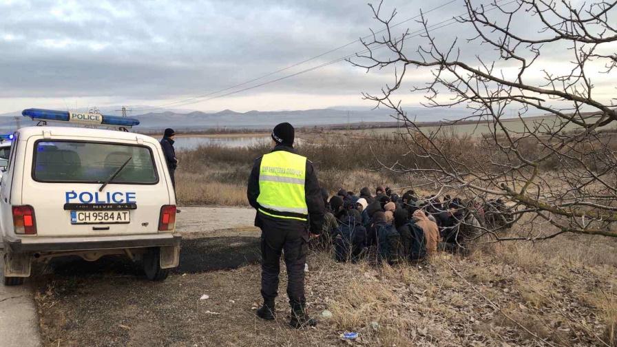 Заловиха голяма група мигранти край Нова Загора