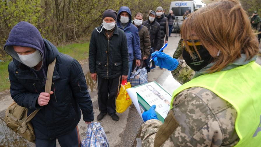 Размяна на затворници между украинските и прорускити военни в района на Донецк