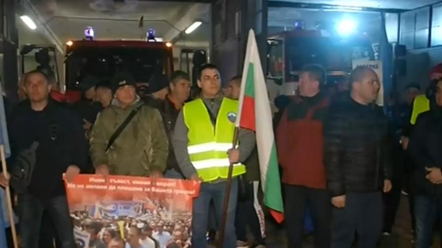 Пожарникарите във Варна първи излязоха на протест