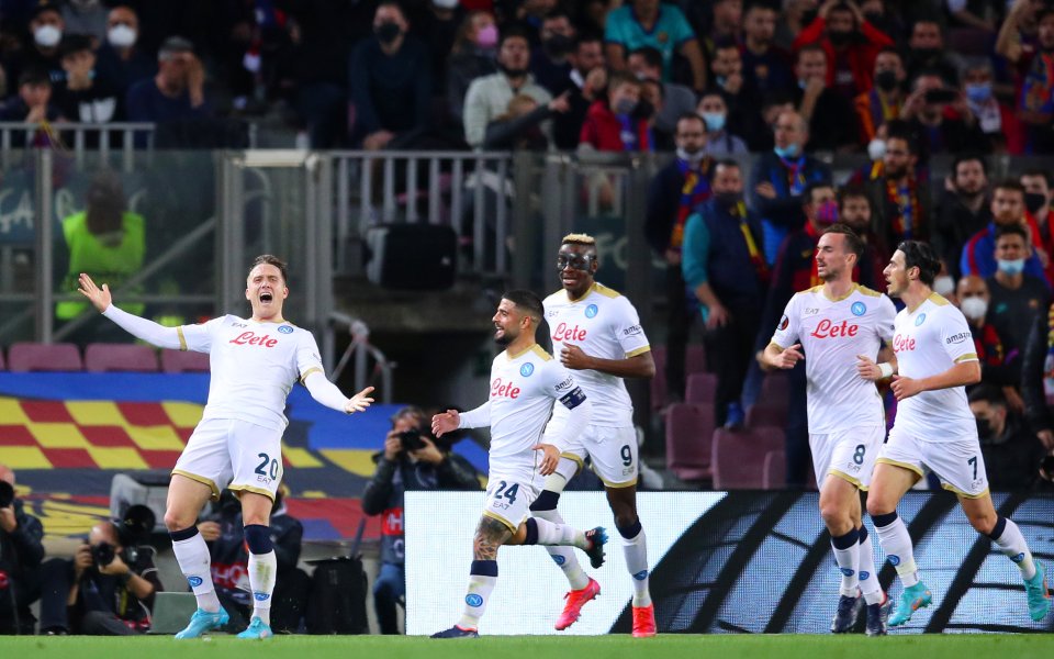 Отборите на Барселона и Наполи играят при резултат 0:1 в