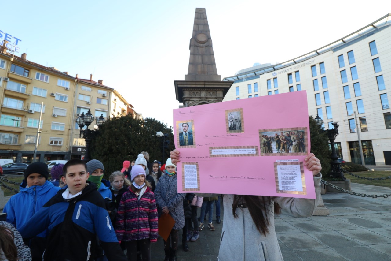 <p>Деца поднесоха цветя на паметника на Васил Левски в София</p>