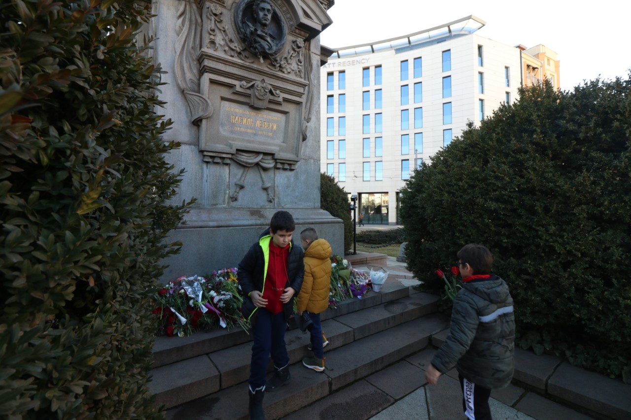 <p>Деца поднесоха цветя на паметника на Васил Левски в София</p>