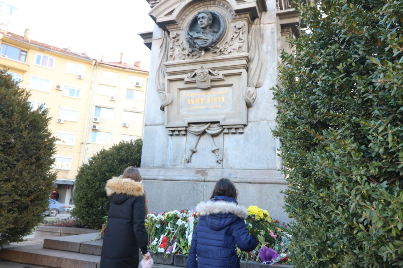 <p>Деца поднесоха цветя на паметника на Васил Левски в София</p>