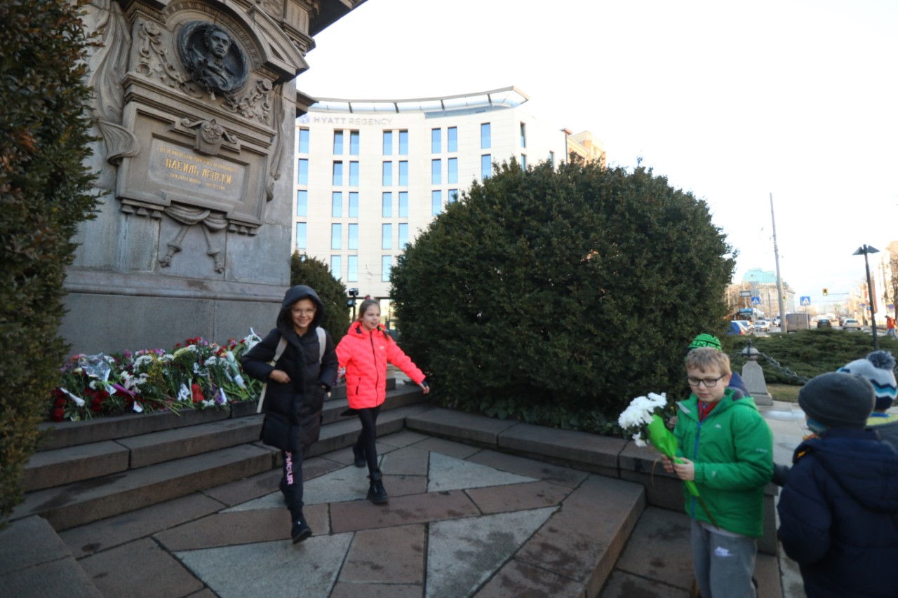 <p>Деца поднесоха цветя на паметника на Васил Левски в София</p>