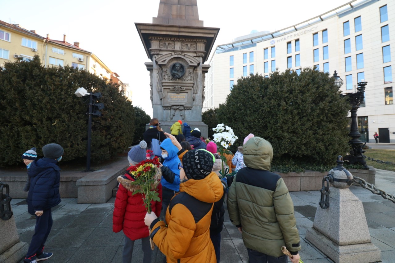 <p>Деца поднесоха цветя на паметника на Васил Левски в София</p>
