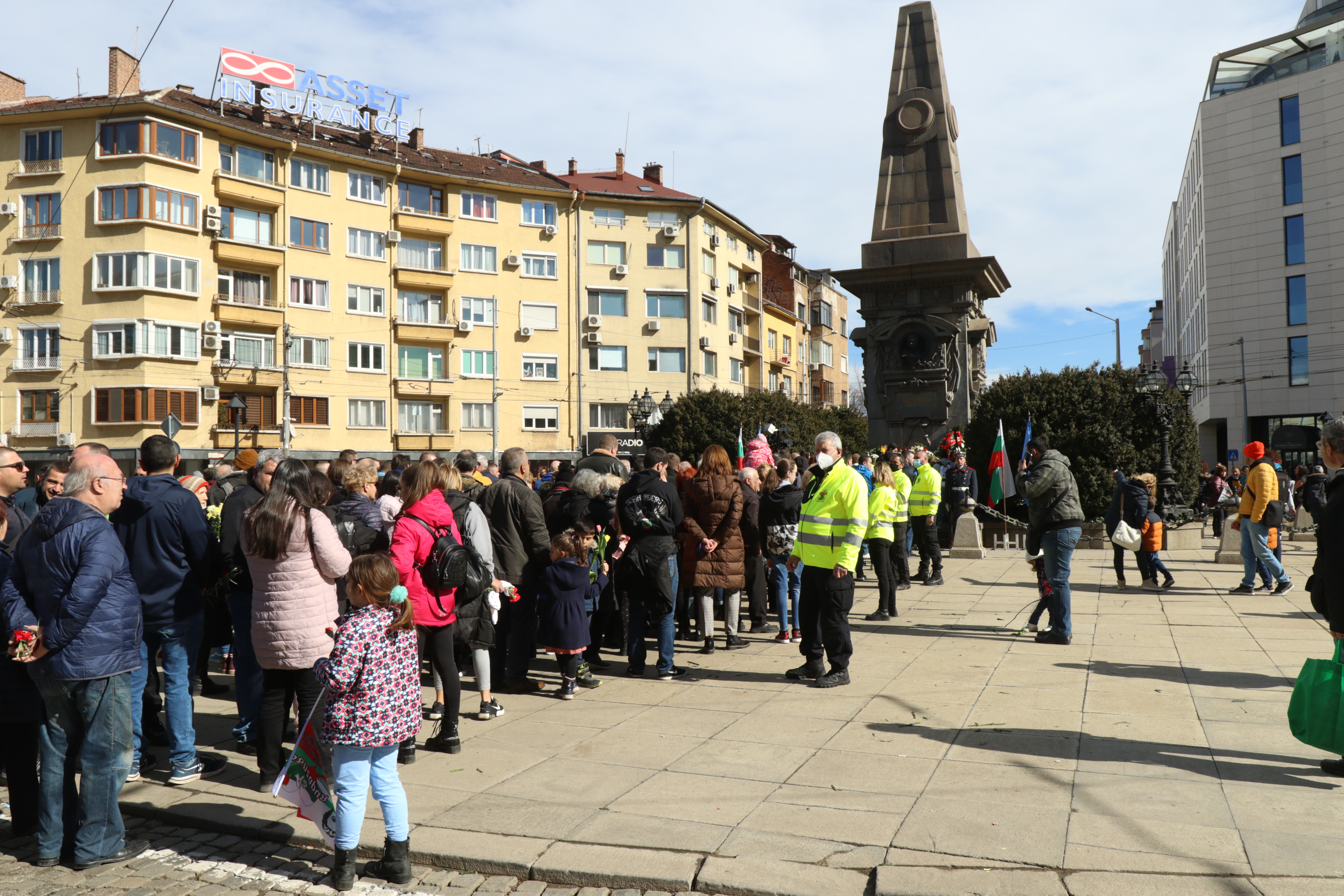 <p>Десетки граждани в София отдадоха днес почит на Васил Левски. Много семейства с деца се наредиха на опашка, за да се поклонят пред паметника на Апостола в центъра на града.</p>