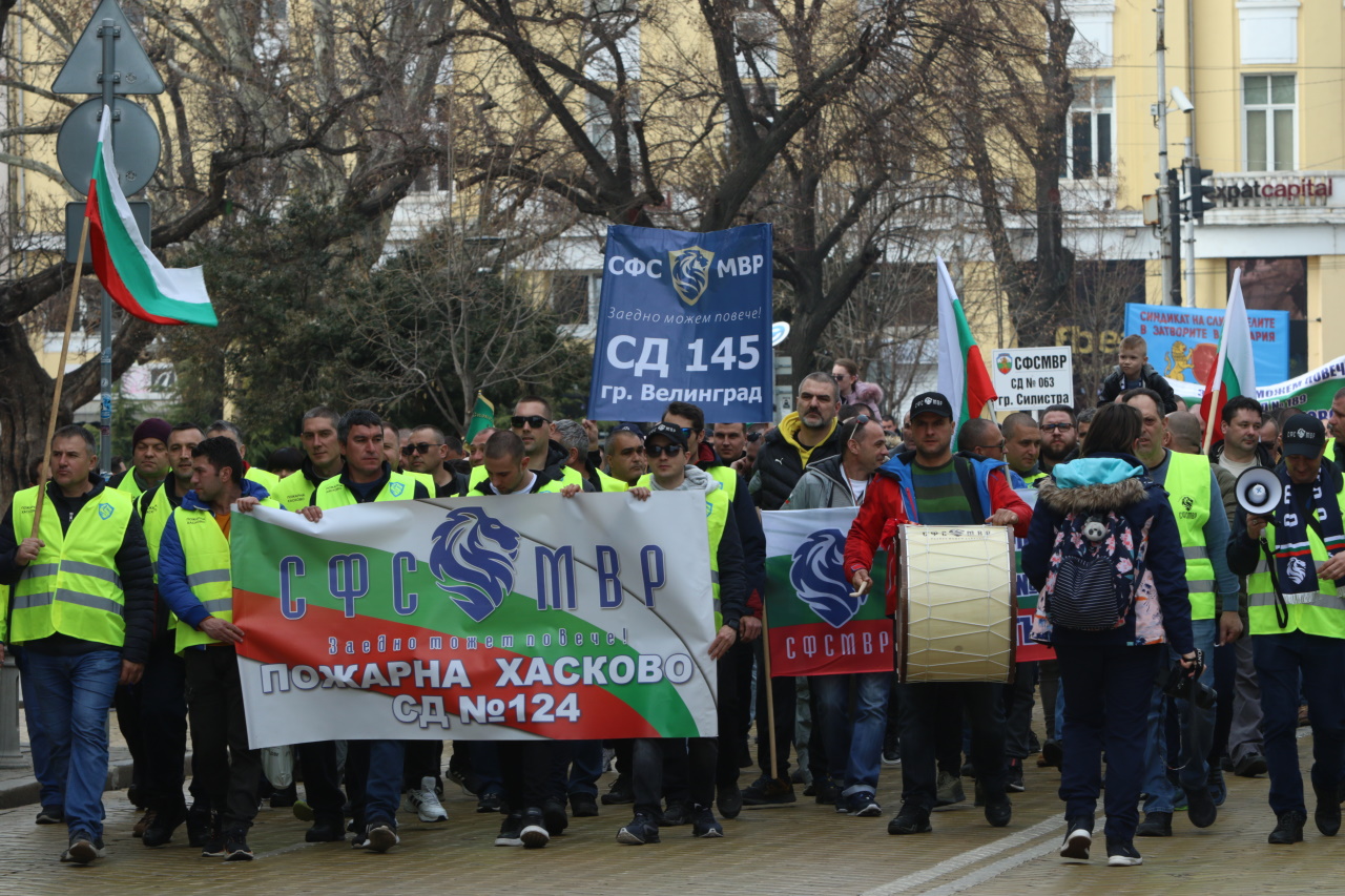 Хиляди полицаи, пожарникари и надзиратели в затворите излязоха на протест днес в София, недоволни от липсата на увеличение на заплатите в МВР.