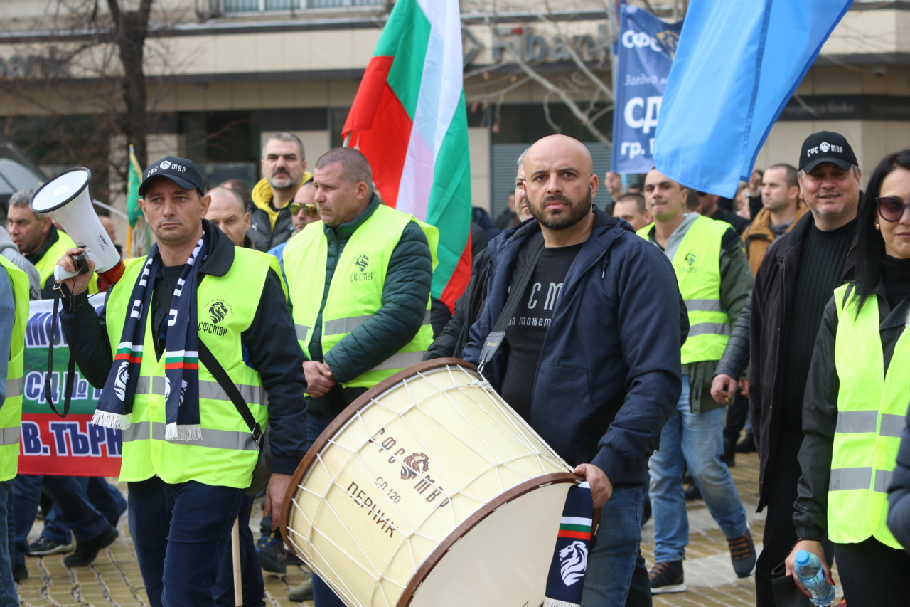 Хиляди полицаи, пожарникари и надзиратели в затворите излязоха на протест днес в София, недоволни от липсата на увеличение на заплатите в МВР.