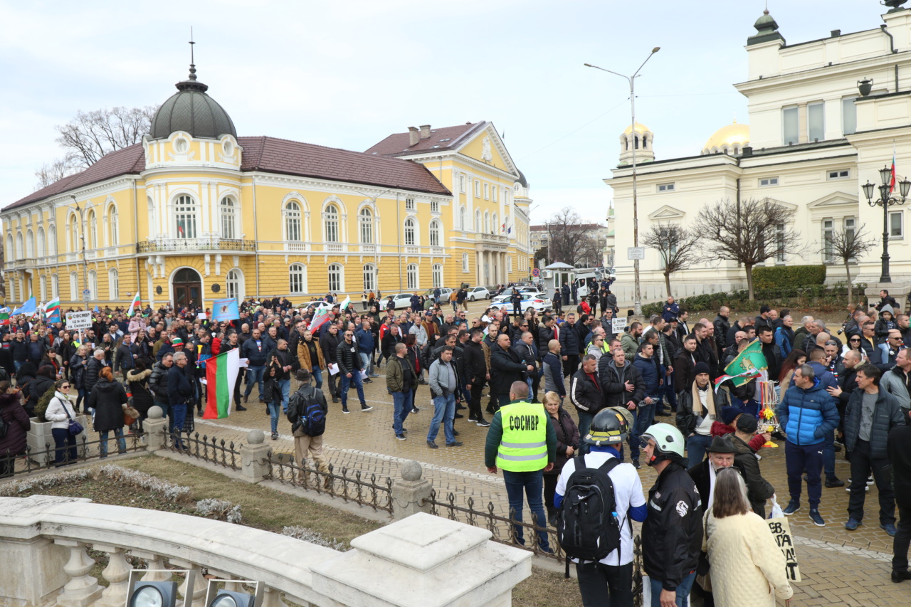 Хиляди полицаи, пожарникари и надзиратели в затворите излязоха на протест днес в София, недоволни от липсата на увеличение на заплатите в МВР.