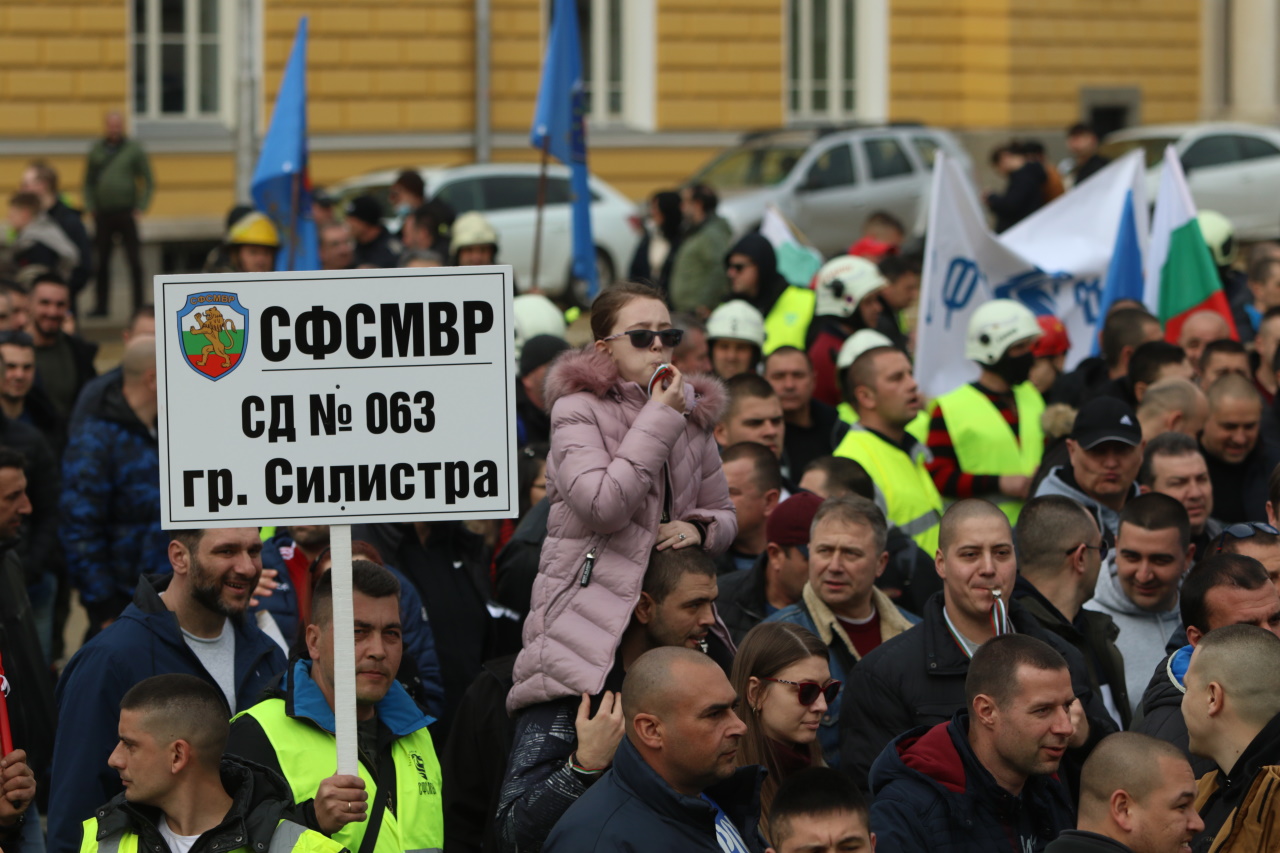 Хиляди полицаи, пожарникари и надзиратели в затворите излязоха на протест днес в София, недоволни от липсата на увеличение на заплатите в МВР.