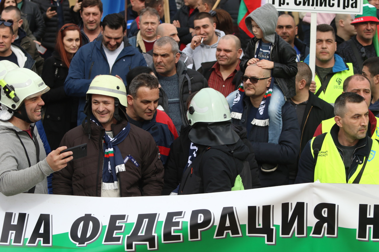 Хиляди полицаи, пожарникари и надзиратели в затворите излязоха на протест днес в София, недоволни от липсата на увеличение на заплатите в МВР.