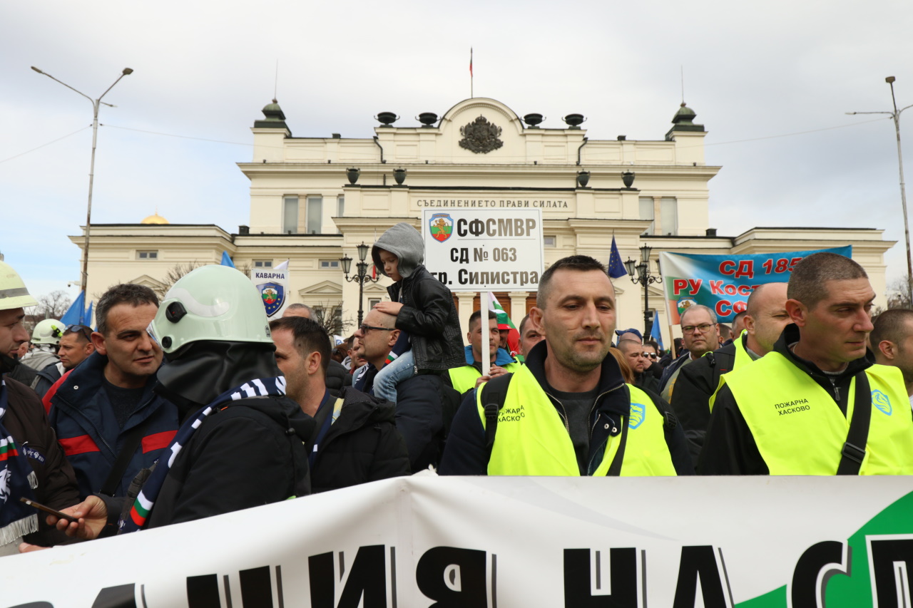 Хиляди полицаи, пожарникари и надзиратели в затворите излязоха на протест днес в София, недоволни от липсата на увеличение на заплатите в МВР.