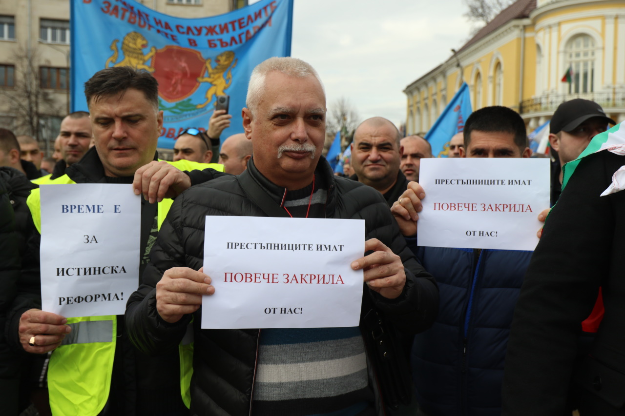 Хиляди полицаи, пожарникари и надзиратели в затворите излязоха на протест днес в София, недоволни от липсата на увеличение на заплатите в МВР.