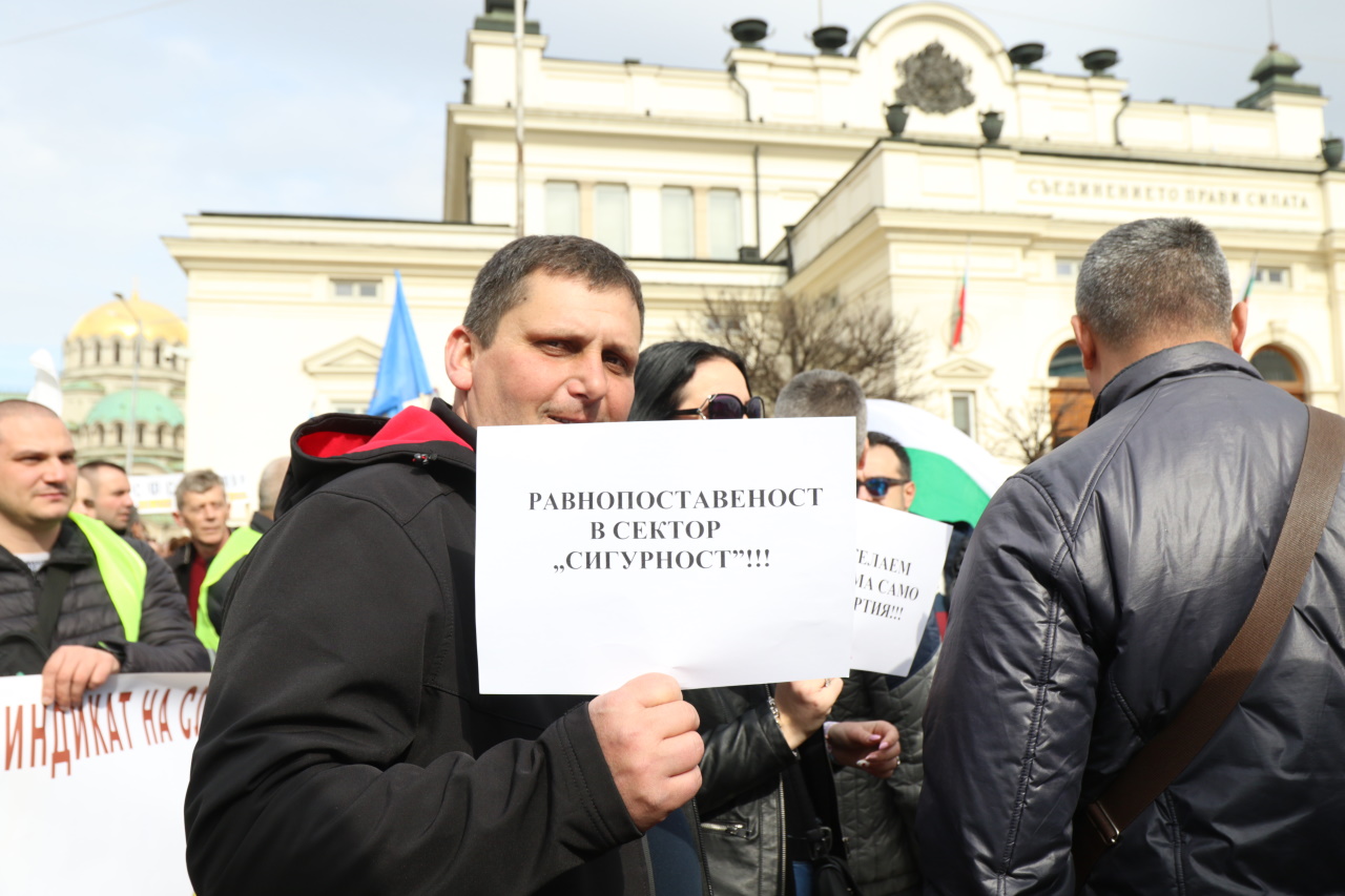 Хиляди полицаи, пожарникари и надзиратели в затворите излязоха на протест днес в София, недоволни от липсата на увеличение на заплатите в МВР.