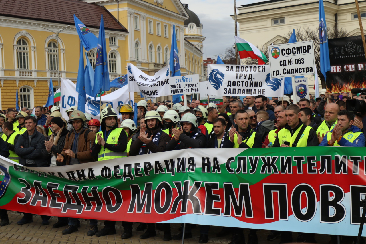 Хиляди полицаи, пожарникари и надзиратели в затворите излязоха на протест днес в София, недоволни от липсата на увеличение на заплатите в МВР.