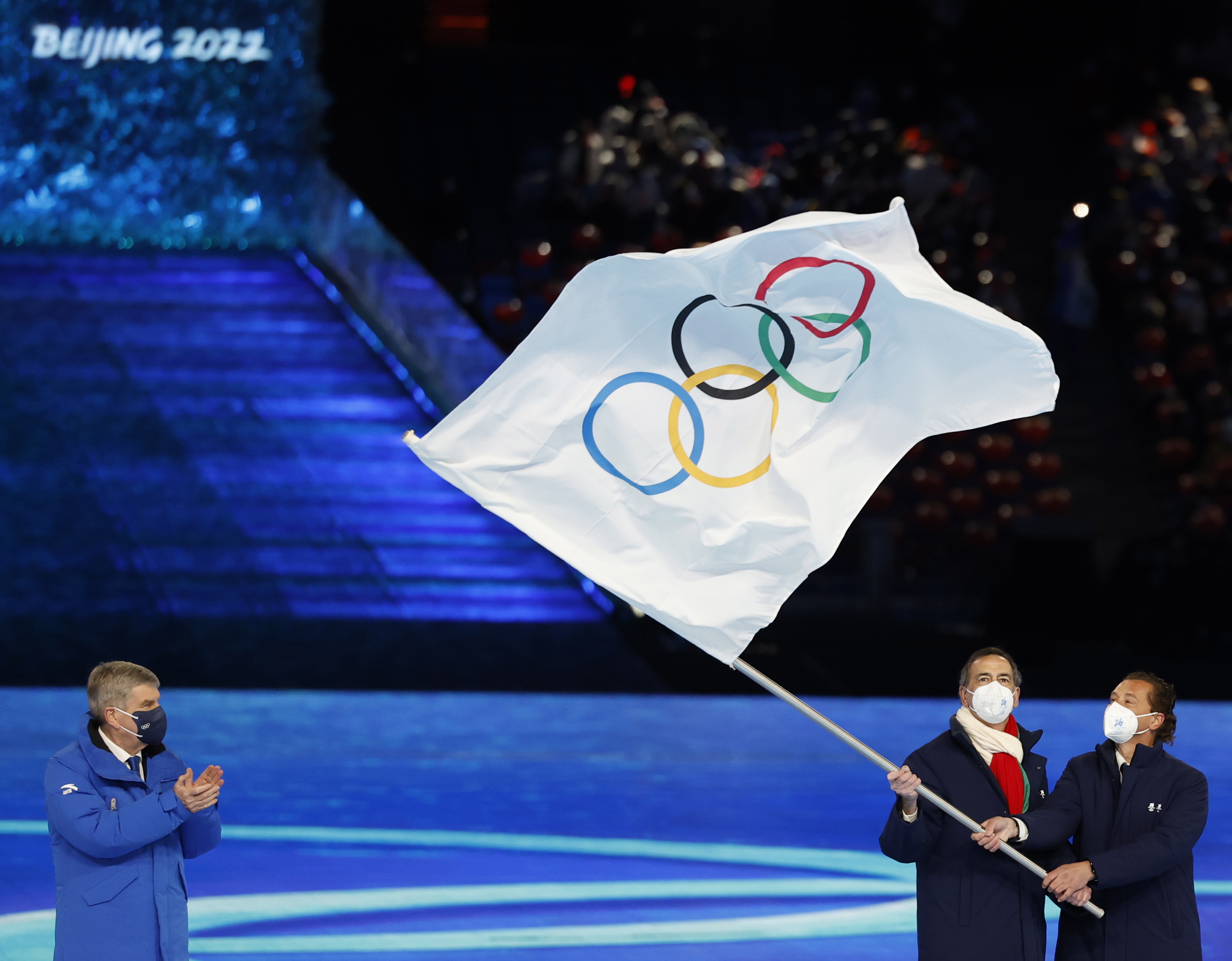<p>Зимните олимпийски игри в Пекин бяха закрити със семпла, но красива церемония в китайската столица. Томас Бах официално закри зимната олимпиада в Пекин, след което беше загасен олимпийският огън. Снежинката, която съдържаше имената на всички държави участнички, се снижи и отстъпи място на петте олимпийски кръга, а огънят изгасна</p>