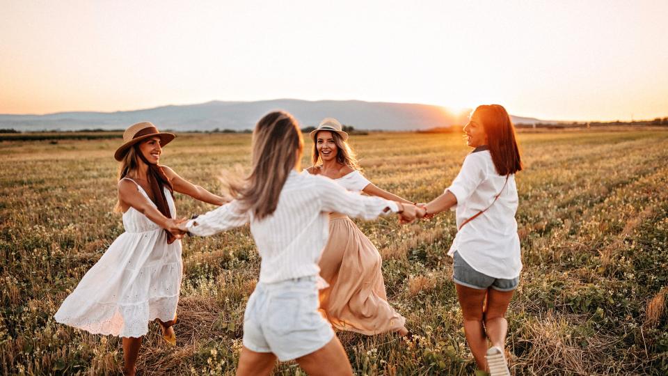 жени приятелки лято щастие