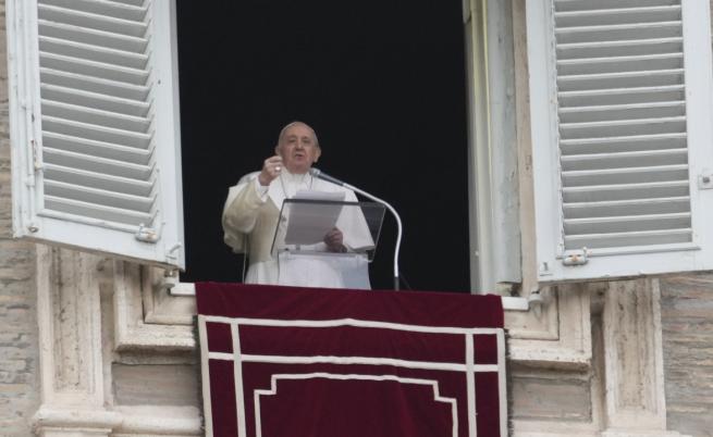Папа Франциск приветства с аплодисменти 