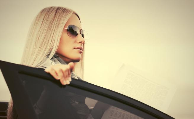 От подигравките до най-скъпоплатения автомобилен влогър: Историята на Supercar Blondie