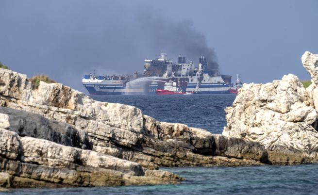 Продължава издирването на изчезналите пътници от запалилия се ферибот