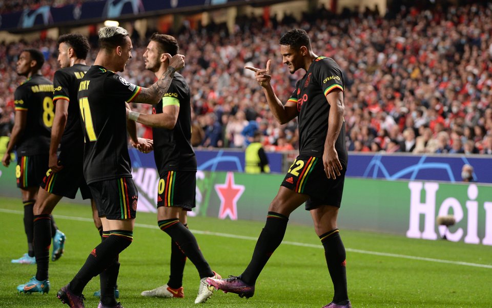 Бенфика и Аякс играят при 2:2 в първи 1/8-финален сблъсък