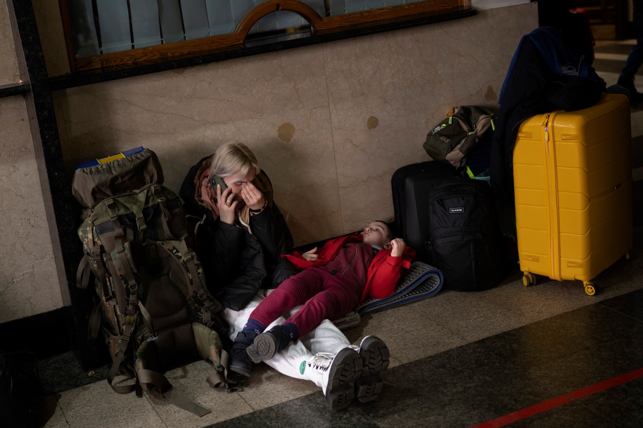 <p>Майка и дъщеря чакат влак на гарата в Киев, в опит да напуснат града</p>