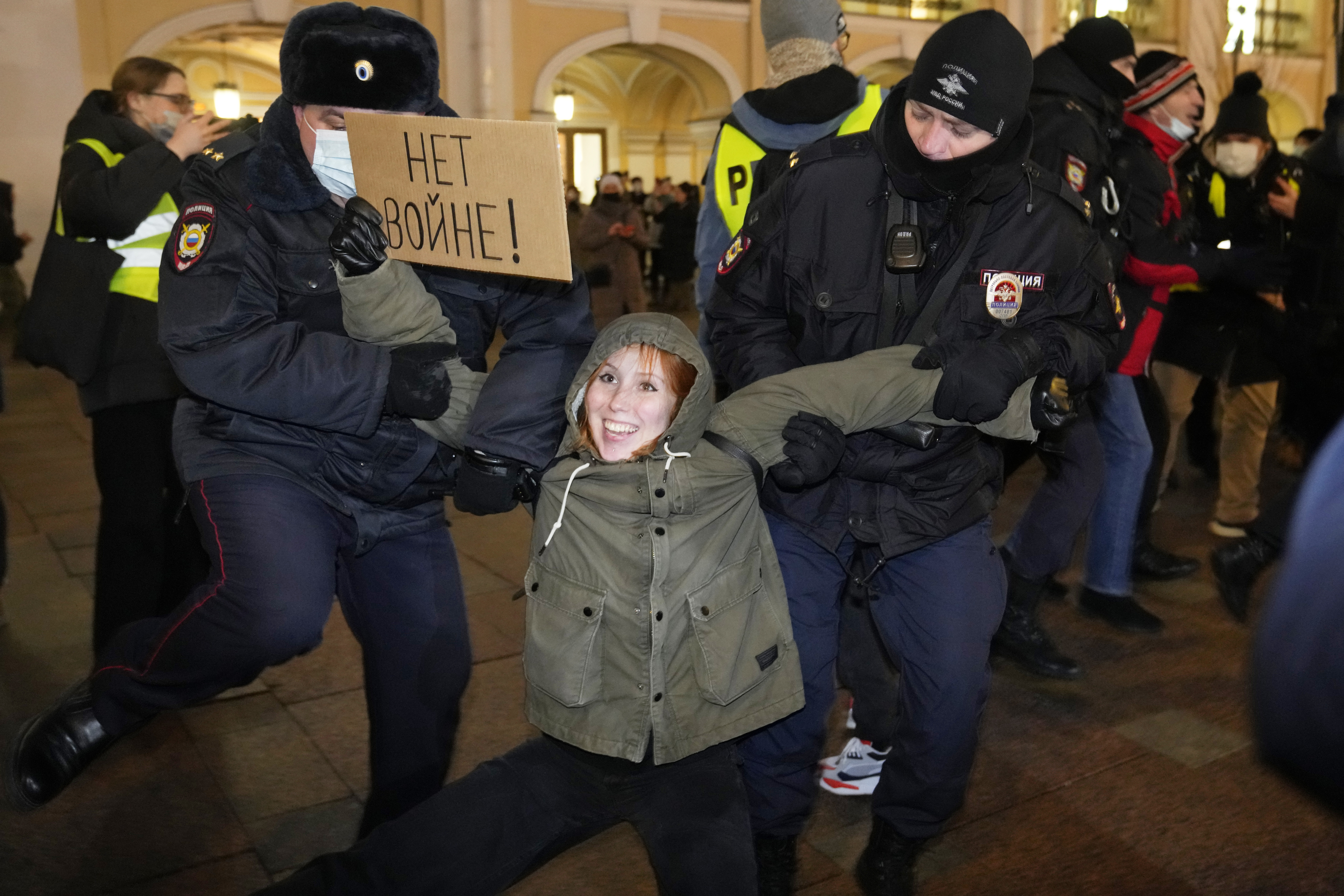 <p>Протести срещу войната бяха организирани в Русия. Полицията е арестувала повече от 1500 души на митинги срещу инвазията в Украйна</p>