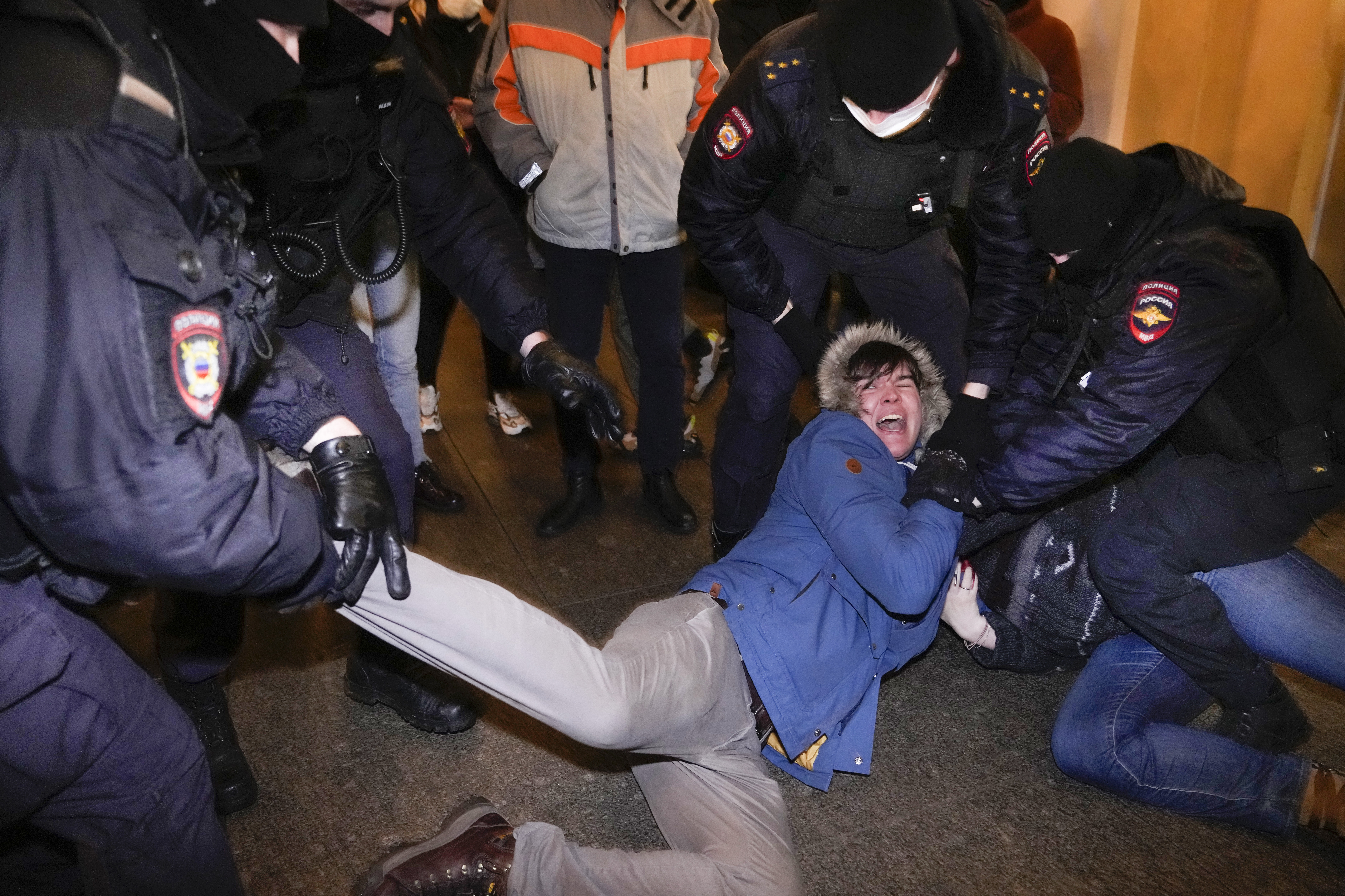 <p>Протести срещу войната бяха организирани в Русия. Полицията е арестувала повече от 1500 души на митинги срещу инвазията в Украйна</p>