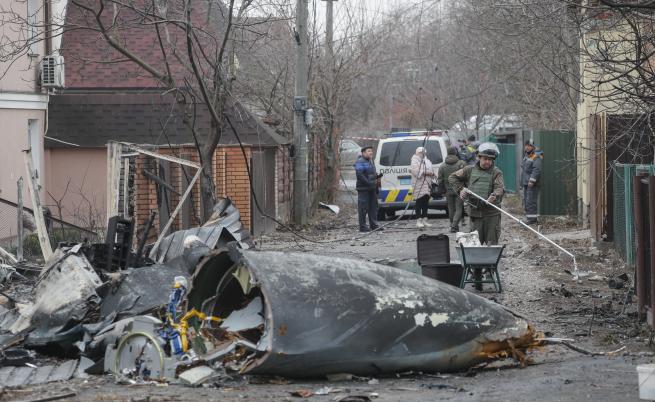 Останки от свален изтребител в Киев