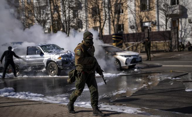 Киев удължава комендантския час, всеки човек на улицата след 17 ч. ще бъде считан за враг