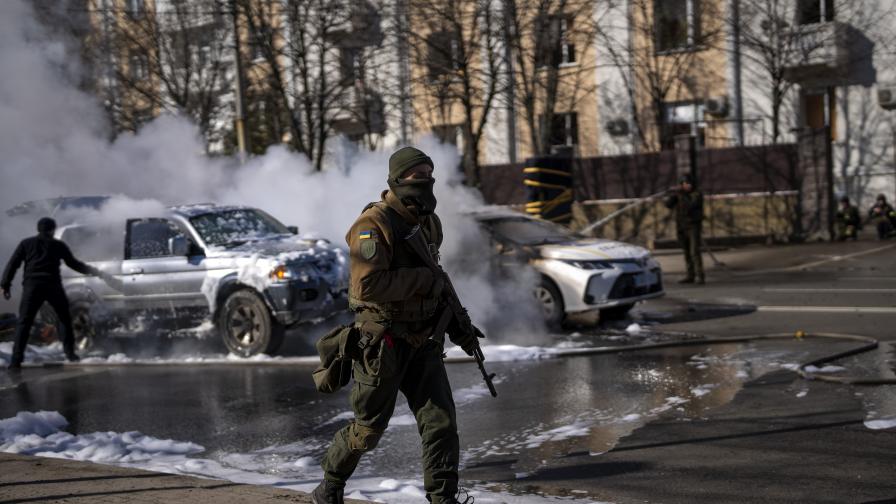 <p>Киев:&nbsp;Всеки на улицата след 17 ч. ще бъде считан за враг</p>