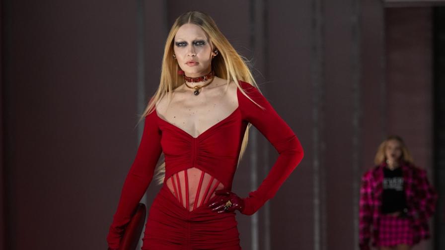 "Версаче" облече жените в корсети на Седмицата на модата в Милано
