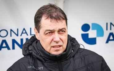Старши треньорът на Берое Петър Хубчев не беше в настроение
