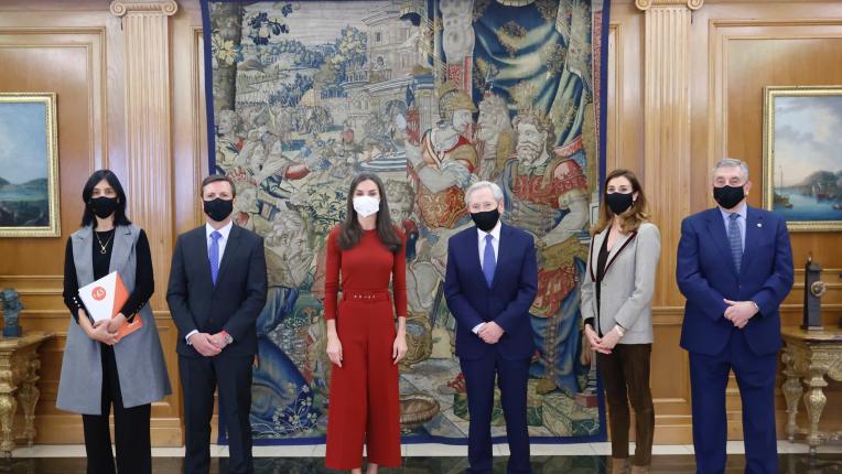  Кралица Летисия в яркочервено 