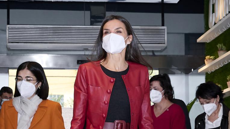  Испанската кралица в класическо комбиниране от алено и черно 