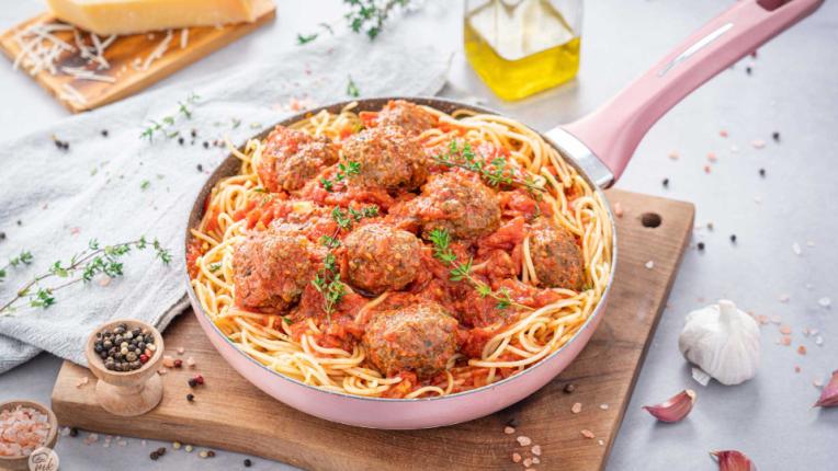 Спагети с доматен сос и кюфтенца