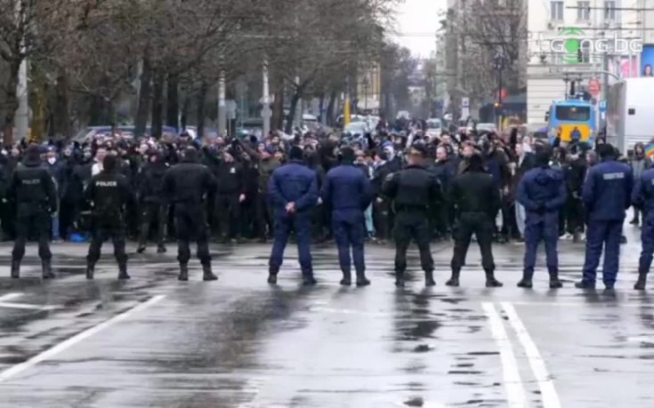 Феновете на Левски с шествие преди началото на дербито