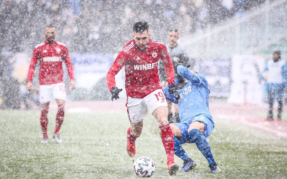 Отборите на Левски и ЦСКА играят при резултат 0:0 в