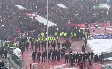 Фенове на ЦСКА нахлуха на пистата на стадиона Васил Левски