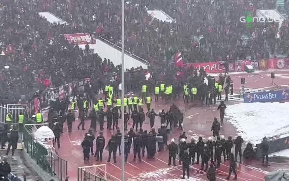 Фенове на ЦСКА нахлуха на пистата на стадиона "Васил Левски"