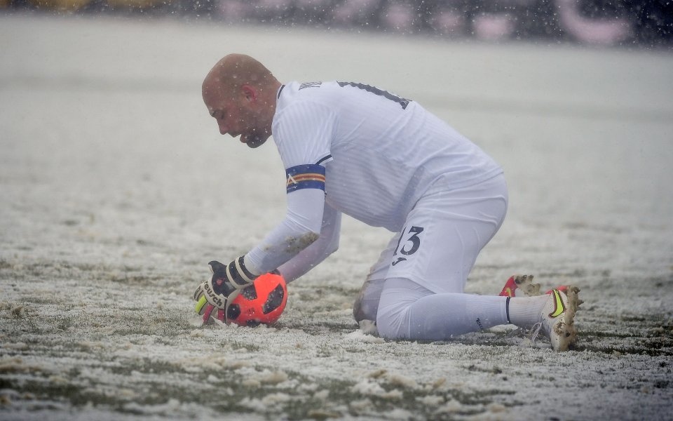 Фенка на Левски спечели търга за фланелката на Ники Михайлов